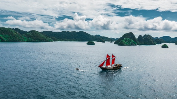 Calico Jack - Yacht Charter Indonesia - Luxury Boat Rental Classic Phinisi Cruising